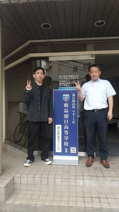 卒業生が、キャンパスに遊びに来てくれました!