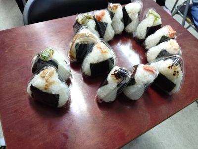 みんなでおにぎり&スイーツを食べました(^^♪